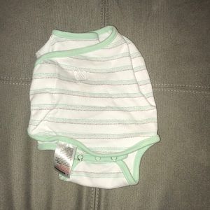Leg free infant swaddle